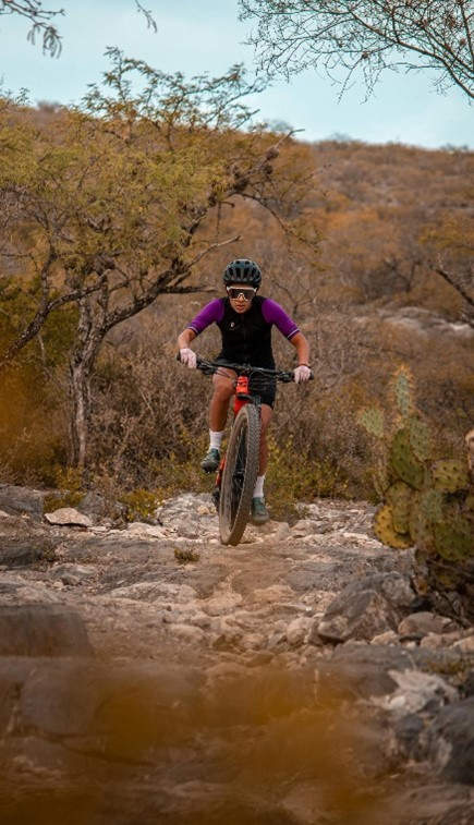 Mujer en bicicleta de montaña en un entorno natural